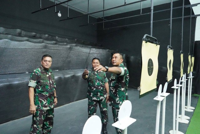 Pangdam Iskandar Muda Mayjen TNI Mohamad Hasan (kanan) meninjau fasilitas dan sarana usai peresmian lapangan tembak pistol indoor Kesatria Sanggamara Shooting Range di Zidam IM, Kota Banda Aceh, Selasa (25/10/2022). Foto: Dok. Pendam IM  