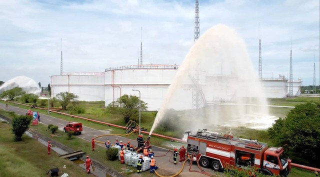 PT Kilang Pertamina Internasional (KPI) Refinery Unit VI Balongan menggelar Major Emergency Drill Level II sebagai upaya peningkatan kesigapan tim penanganan keadaan darurat di kilang Balongan, Selasa (25/10). Foto: Istimewa