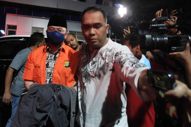 Tersangka kasus peredaran narkoba Irjen Pol Teddy Minahasa berjalan menuju ruang tahanan usai menjalani pemeriksaan di Polda Metro Jaya, Jakarta, Selasa (25/10/2022).  Foto: Reno Esnir/ANTARA FOTO