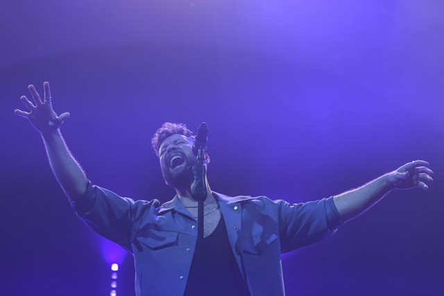 Penyanyi asal Inggris, Calum Scott beraksi membawakan hits andalannya dalam konser 'Bridges World Tour 2022' di Bengkel Space SCBD, Jakarta, Selasa (25/10/2022). Foto: M Risyal Hidayat/ANTARA FOTO