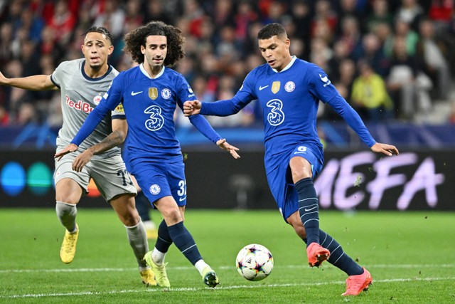 Pemain Chelsea Thiago Silva membawa bola saat melawan FC Salzburg pada pertandingan Grup E Liga Champions di Red Bull Arena Salzburg, Salzburg, Austria. Foto: Joe Klamar/AFP