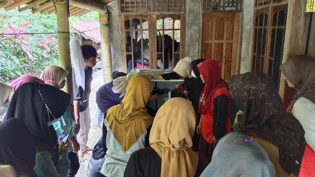 Kelompok Kelapa sedang mendapatkan pengarahan dari Tim YSI BEM KM UMY mengenai cara penggunaan mesin untuk produksi minyak VCO, Karanggede, Jatimulyo, Kulonprogo, Minggu (16/10/2022), Foto: Tim Media YSI BEM KM UMY