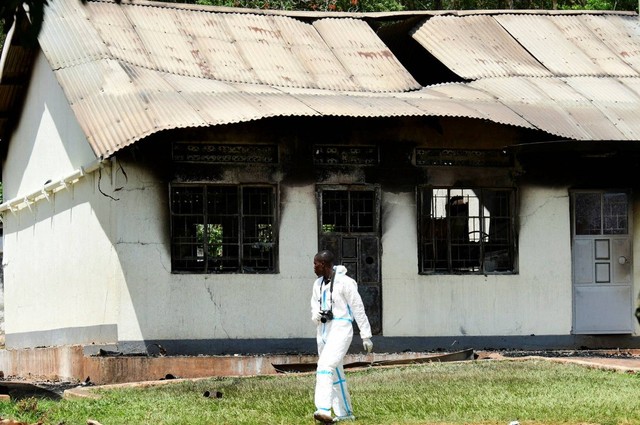 Gedung asrama yang terbakar di Sekolah Tunanetra Salaama di Desa Luga, Paroki Ntanzi, Distrik Mukono, dekat Kampala, Uganda. Foto: Abubaker Lubowa/REUTERS