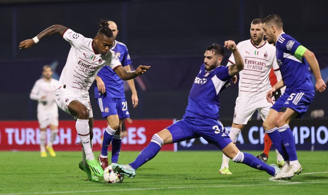 Pemain AC Milan Rafael Leao berebut bola dengan pemain Dinamo Zagreb pada pertandingan Grup E Liga Champions di Stadion Maksimir, Zagreb, Kroasia. Foto: Antonio Bronic/REUTERS