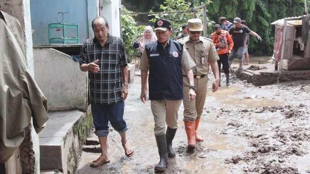 Kepala BPBD DKI Jakarta Isnawa Adji (tengah) tinjau banjir di Jakarta. Foto: BPBD DKI Jakarta 
