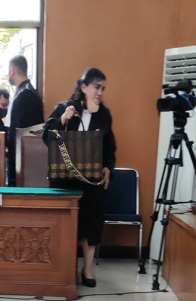 Jaksa kasus Putri Candrawathi membawa tas mewah. Foto: Dok. Istimewa