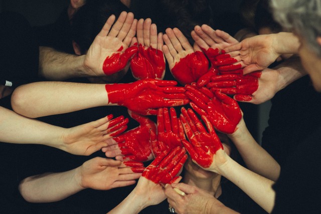 Puisi Tentang Kemanusiaan sebagai Bahan Perenungan, Foto Unsplash/Tim Marshall
