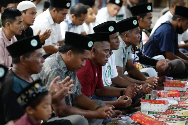 Rarusan santri di Kota Kupang, Nusa Tenggara Timur melaksanakan doa bersama untuk kesuksesan Ganjar Pranowo pada pemilu Presiden Indonesia tahun 2024. Foto: Dok. Istimewa