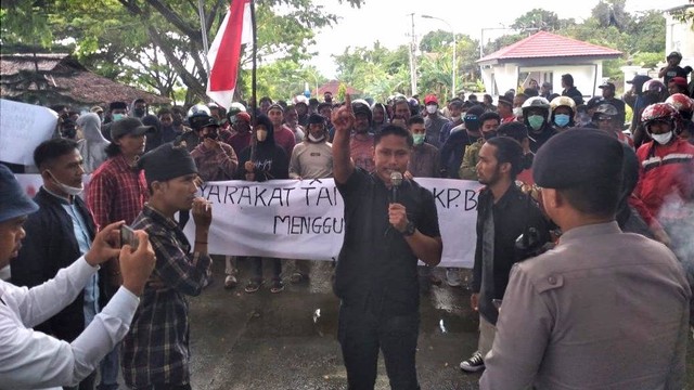 Warga berunjuk rasa menolak pembangunan Jalan Arteri Tahap II di Mamuju melewati permukiman. Foto: Saharuddin Nasrun/SulbarKini