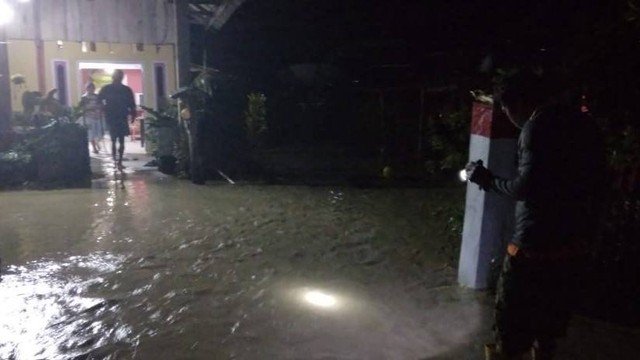 Banjir di Desa Kaduwaa, Poso, Sulawesi Tengah, pada Selasa (25/10) malam. Foto: Istimewa