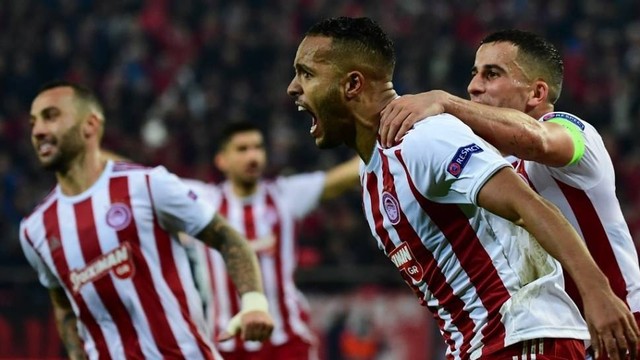 Pemain-pemain Olympiacos merayakan gol.  Foto: ARIS MESSINIS / AFP