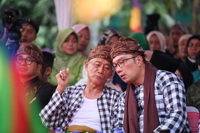 Gubernur Jabar, Ridwan Kamil, berbincang dengan Abah Olot, selaku pemuka kampung adat Kranggan, Bekasi. Foto: Humas Jabar