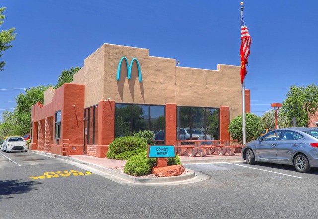 Ilustrasi gerai McDonald's di Sedona, Arizona, AS dengan logo warna biru satu-satunya di dunia. Foto: QualityHD/Shutterstock