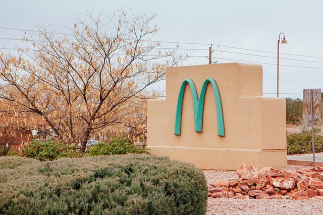 Ilustrasi gerai McDonald's di Sedona, Arizona, AS dengan logo warna biru satu-satunya di dunia. Foto: FiledIMAGE/Shutterstock