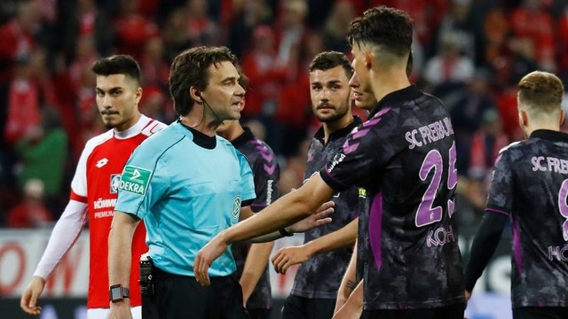 Protes pemain Freiburg kepada wasit. Foto: Kai Pfaffenbach/Reuters