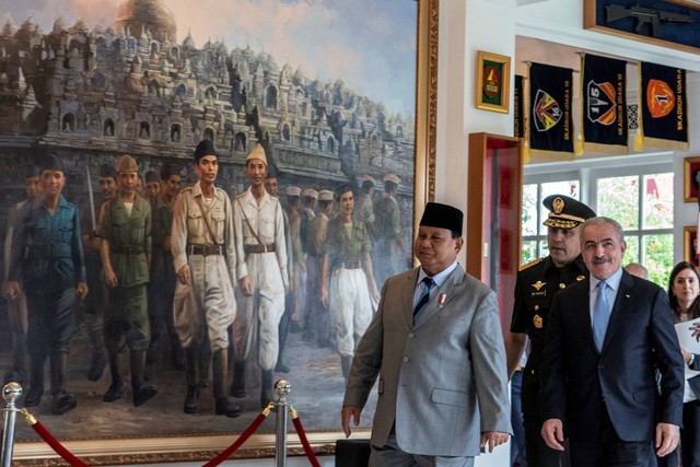 Menhan Prabowo Subianto (kiri) berjalan bersama Perdana Menteri Palestina Mohammed Ibrahim Shtayyeh (kanan) usai pertemuan di Kementerian Pertahanan, Jakarta, Rabu (26/10/2022). Foto: Muhammad Adimaja/ANTARA FOTO