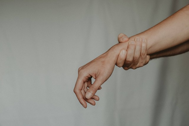 Kesemutan adalah gangguan yang bisa terjadi di bagian tubuh manapun, termasuk tangan. Foto: Pexels.com
