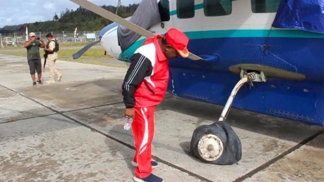 Bupati Puncak Papua, Willem Wandik mengecek kondisi pesawat kargo Reven Global Airtranspor yang tergelincir di Bandara Aminggaru Ilaga Puncak Papua. (Foto Diskominfo Puncak Papua)
