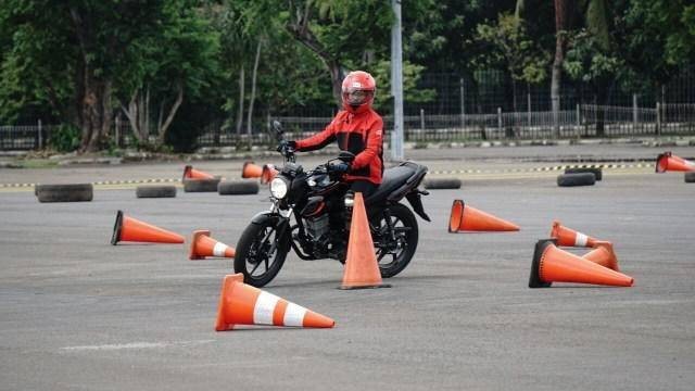 Ilustrasi cara belajar naik motor agar cepat bisa. Foto: Helmi Afandi Abdullah/kumparan