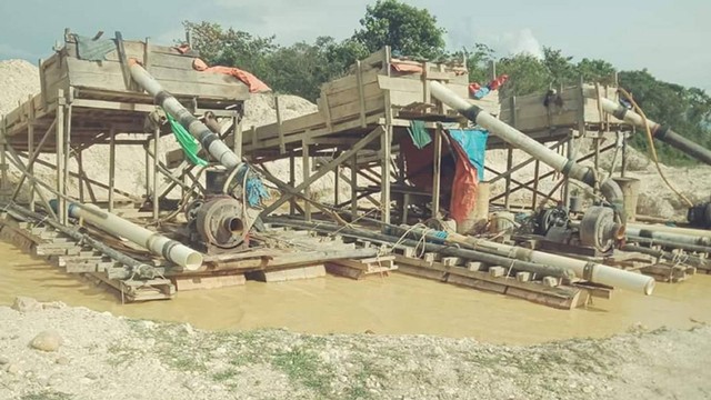 Sejumlah rakit penambang emas ilegal diduga berada di sekitar tempat bersejarah di daerah Kecamatan Singingi, Kabupaten Kuansing Riau. (Dok. Facebook/Beni Dt Bandaro)