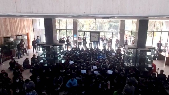 Para pengunjuk rasa meneriakkan peringatan untuk Mahsa Amini, wanita yang meninggal dalam tahanan polisi bulan lalu, di aula masuk Universitas Teknologi Khajeh Nasir Toosi di Teheran, Iran, Rabu (26/10/2022). Foto: Reuters