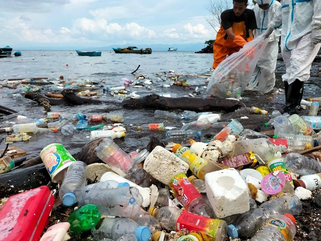 Tim Ekspedisi Sungai Nusantara bersama Samurai Maluku Utara saat membersihkan sampah botol plastik di perairan Ternate. Foto: im Ekspedisi Sungai Nusantara bersama Samurai Maluku Utara untuk cermat.