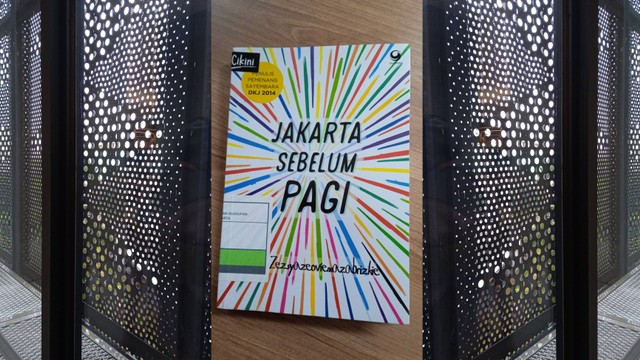 Potret novel Jakarta Sebelum Pagi, diambil melalui ponsel pribadi penulis.