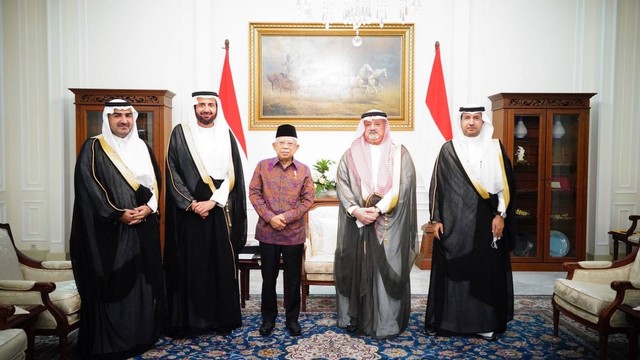 Wakil Presiden Ma'ruf Amin menerima kunjungan Menteri Urusan Haji dan Umrah Arab Saudi, Rabu (26/10/2022). Foto: Setwapres-KIP