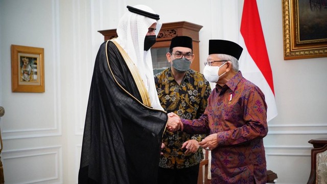 Wakil Presiden Ma'ruf Amin menerima kunjungan Menteri Urusan Haji dan Umrah Arab Saudi, Rabu (26/10/2022). Foto: Setwapres-KIP