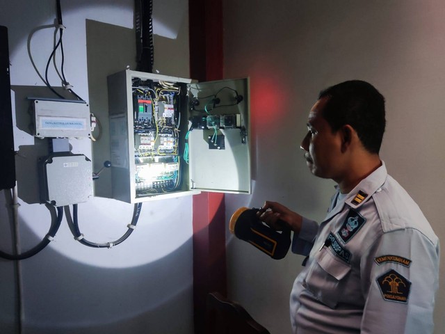 Pegawai Lapas Klaten lakukan pengecekan jaringan listrik MCB pada panel utama (Dok. Humas Lapas Klaten)