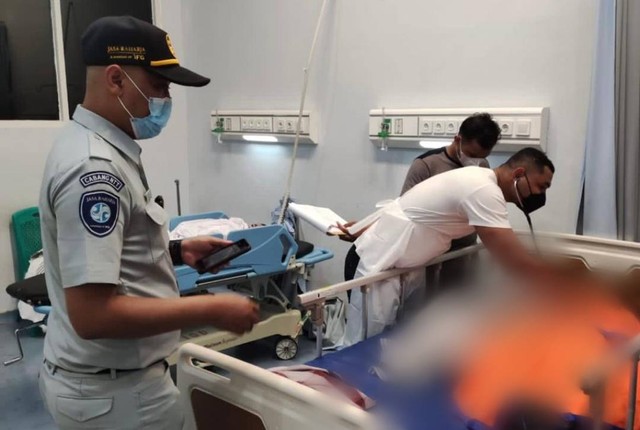 Keterangan foto: Salah Satu petugas PT jasa Raharja saat mengambil data para korban KM Express Cantika 77 di salah satu rumah sakit di Kota Kupang.