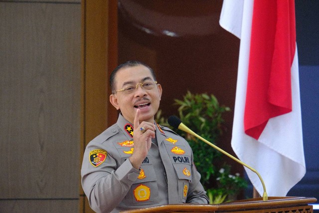 Kapolda Sumatera Barat (Sumbar) Irjen Pol Suharyono saat memberikan arahan pada hari pertamanya bertugas, Jumat (21/10/2022). Dokumentasi: Humas Polda Sumbar