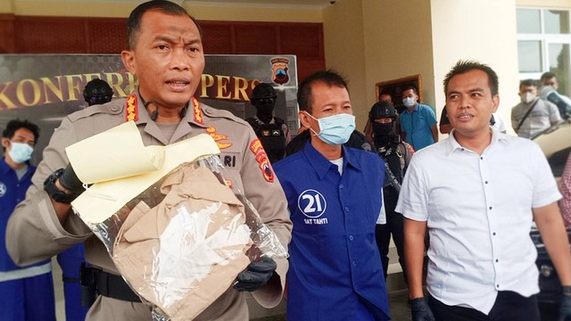 Kapolresta Solo, Kombes Pol Iwan Saktiadi saat membawa barang bukti baju kasus asusila di Mapolresta Solo, Rabu (26/10/2022). FOTO: Agung Santoso