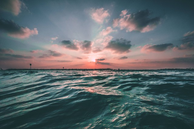 Ilustrasi Puisi tentang Laut. Foto: Unsplash/Joseph Barrientos.