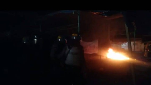 Bentrok warga dan Polisi di Kawasan Tambang Emas Poboya, Palu, Rabu (26/10) malam. Foto: Istimewa