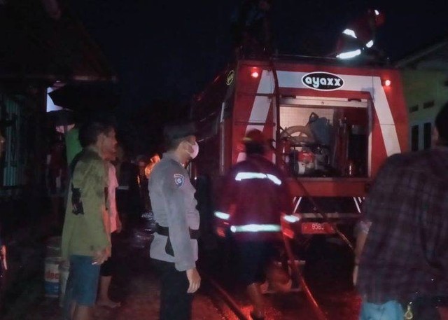 Mobil pemadam wayah nyirepna geni sing ngobong kios béngsin écéran nang Bumiayu. Brebes.