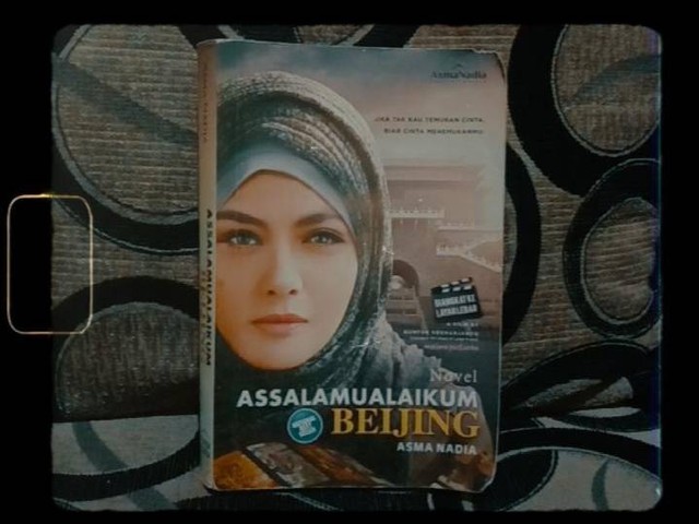 Foto di atas merupakan foto milik pribadi penulis. Penulis memotret cover dari novel "Assalamualaikum Beijing" karya Asma Nadia.