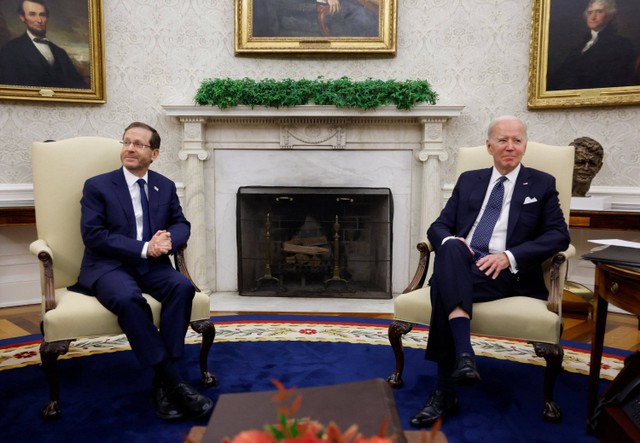 Presiden AS Joe Biden bertemu dengan Presiden Israel Isaac Herzog di Ruang Oval Gedung Putih di Washington, AS. Foto: Jonathan Ernst/REUTERS