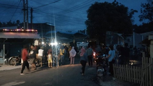 Suasana warga di Kawasan Tambang Emas Poboya, Palu, Rabu (26/10) malam. Foto: Tim PaluPoso