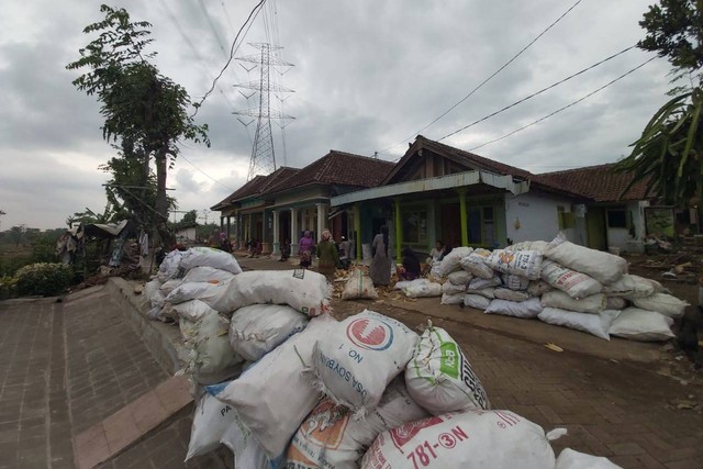 Relawan Mak Ganjar memberian bantuan kepada korban bencana alam angin puting beliung di Dusun Montok, Desa Candibinangun, Kecamatan Sukorejo, Kabupaten Pasuruan, Provinsi Jawa Timur, Rabu (26/10/2022). Foto: Dok. Istimewa