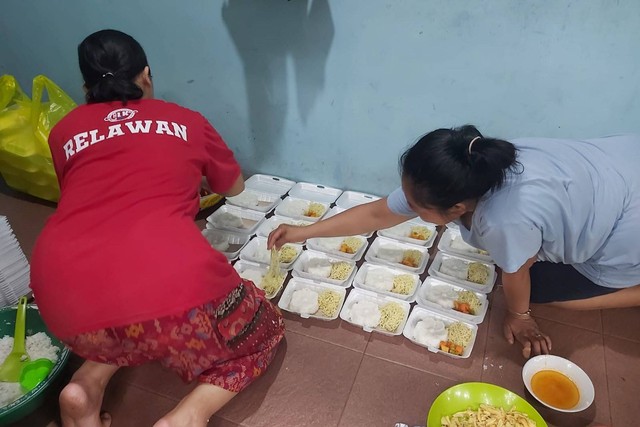 Relawan Mak Ganjar memberian bantuan kepada korban bencana alam angin puting beliung di Dusun Montok, Desa Candibinangun, Kecamatan Sukorejo, Kabupaten Pasuruan, Provinsi Jawa Timur, Rabu (26/10/2022). Foto: Dok. Istimewa
