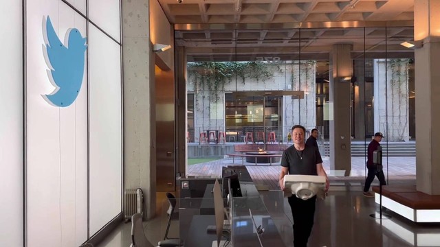 Elon Musk mendatangi kantor Twitter dengan membawa wastafel. Foto: @elonmusk/Twitter