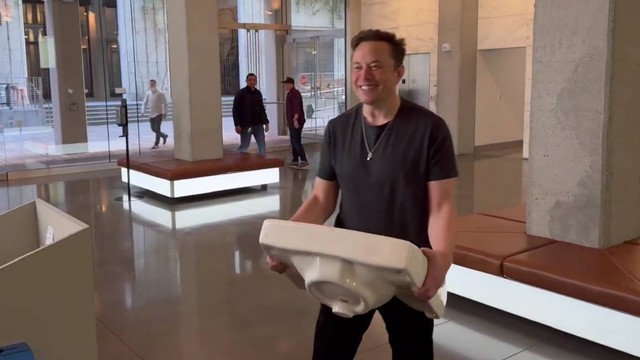 Elon Musk mendatangi kantor Twitter dengan membawa wastafel. Foto: @elonmusk/Twitter