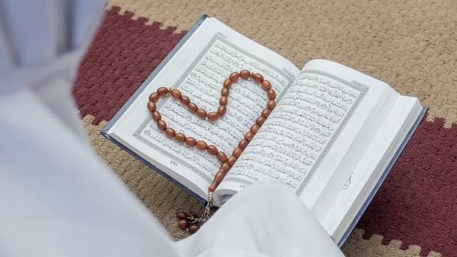 Ilustrasi membaca Al-quran. Foto: amirraizat/Shutterstock.