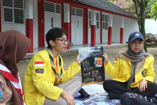 Tim Pengmas UI beri edukasi kebencanaan kepada murid SDN Banyubiru 2, (30/09/2022) | Dokumentasi: Tim Pengmas UI 2022