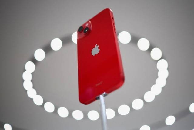 Ilustrasi cara menjaga Battery Health iPhone. Foto: Carlos Barria/Reuters