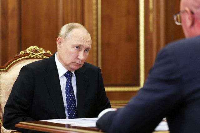 Presiden Rusia Vladimir Putin memimpin rapat dewan koordinasi untuk memastikan kebutuhan Angkatan Bersenjata Rusia, melalui tautan video di Moskow, Rusia 25 Oktober 2022.  Foto: Sputnik/Alexei Babushkin/Kremlin melalui REUTERS