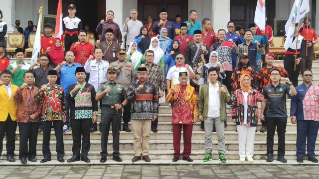 Asrorun Niam Sholeh melepas Kirab Pemuda Nusantara di Kedaton Kutai Kartanegara, hari ini Kamis (27/10). Foto: Dok. Kemenpora