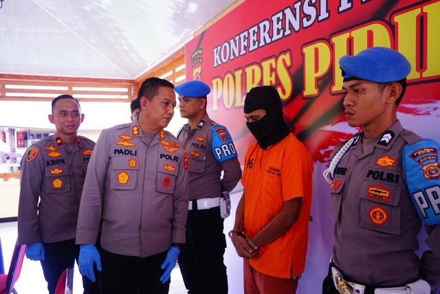 Kapolres Pidie AKBP Padli gelar konfresi press terkait penangkapan Pesulap Hijau sebagai dukun cabul di Aceh. Foto: Dok. Istimewa