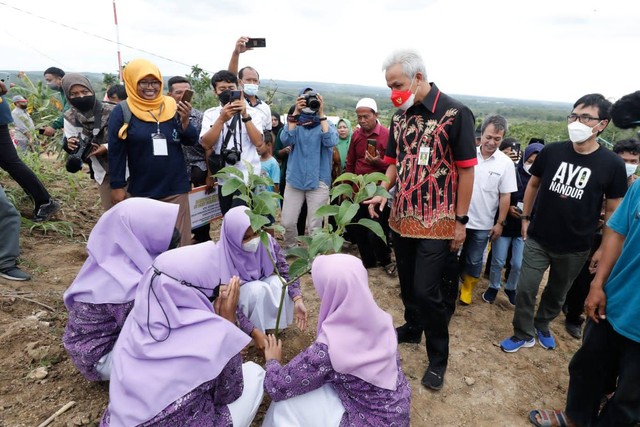 Gubernur Jateng Ganjar Pranowo mengajak warga untuk menanam bibit pohon di lahan gersang Bukit Serut Singonegoro, Jiken, Blora, Jateng. Foto: Dok. Istimewa